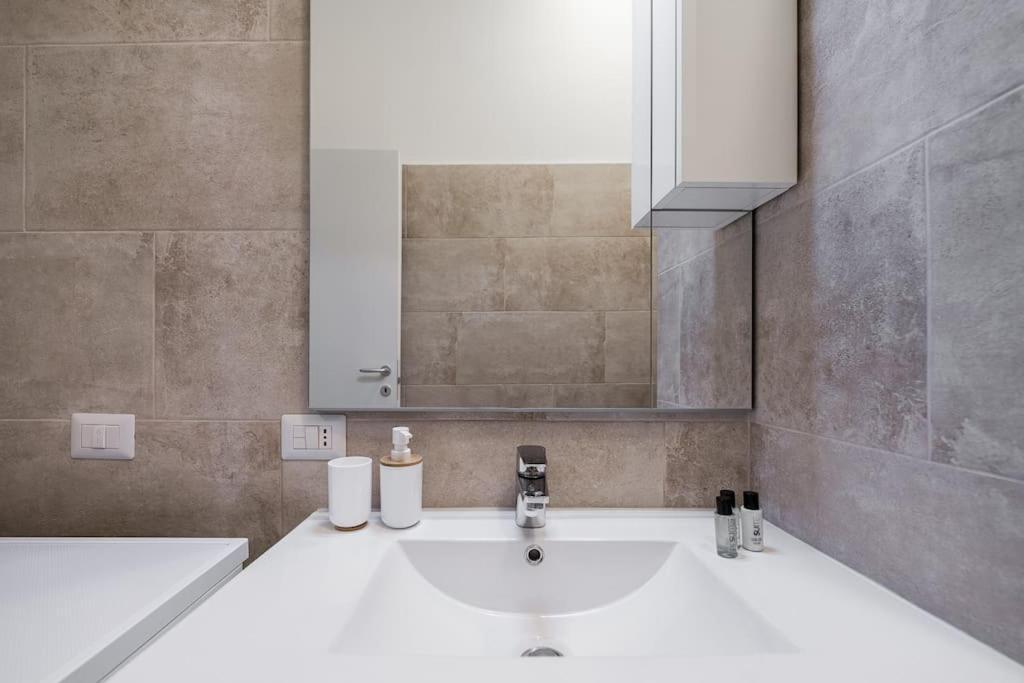 Linate Airport Elegant Suite,Tram 1 Minute Away Milan Extérieur photo
